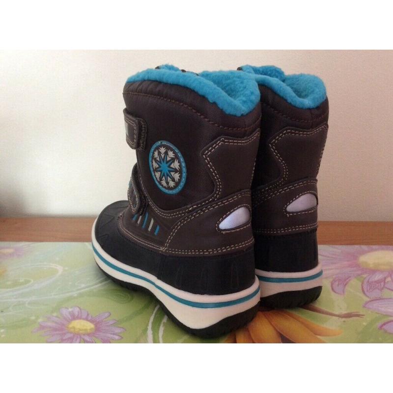 winter boots UK9 with tags