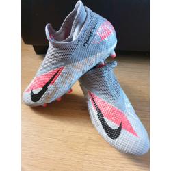 NIKE SIZE 7 BOYS FOOTBALL BOOTS