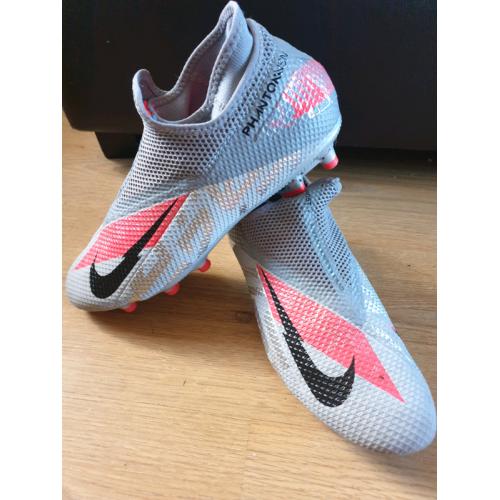 NIKE SIZE 7 BOYS FOOTBALL BOOTS