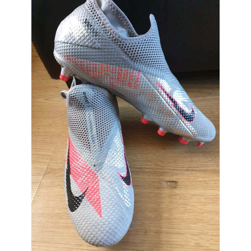 NIKE SIZE 7 BOYS FOOTBALL BOOTS