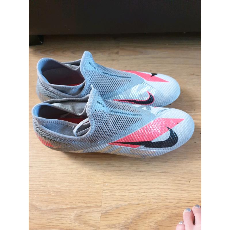 NIKE SIZE 7 BOYS FOOTBALL BOOTS