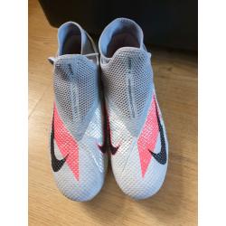NIKE SIZE 7 BOYS FOOTBALL BOOTS