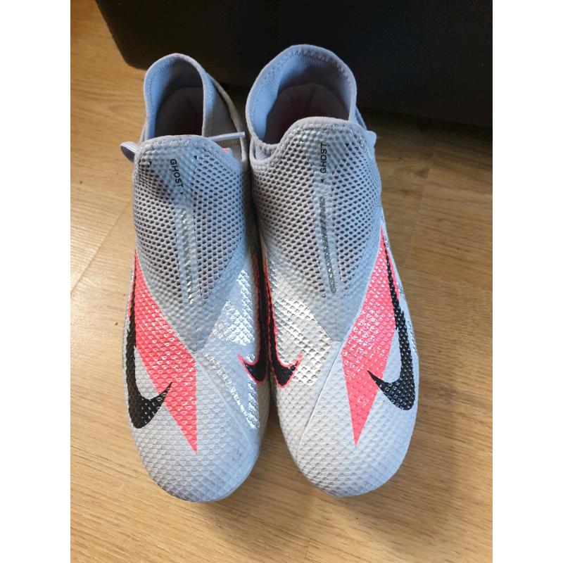NIKE SIZE 7 BOYS FOOTBALL BOOTS