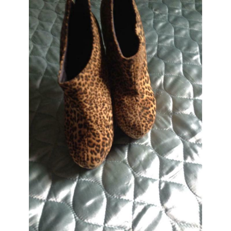 5 pairs size 5 shoes